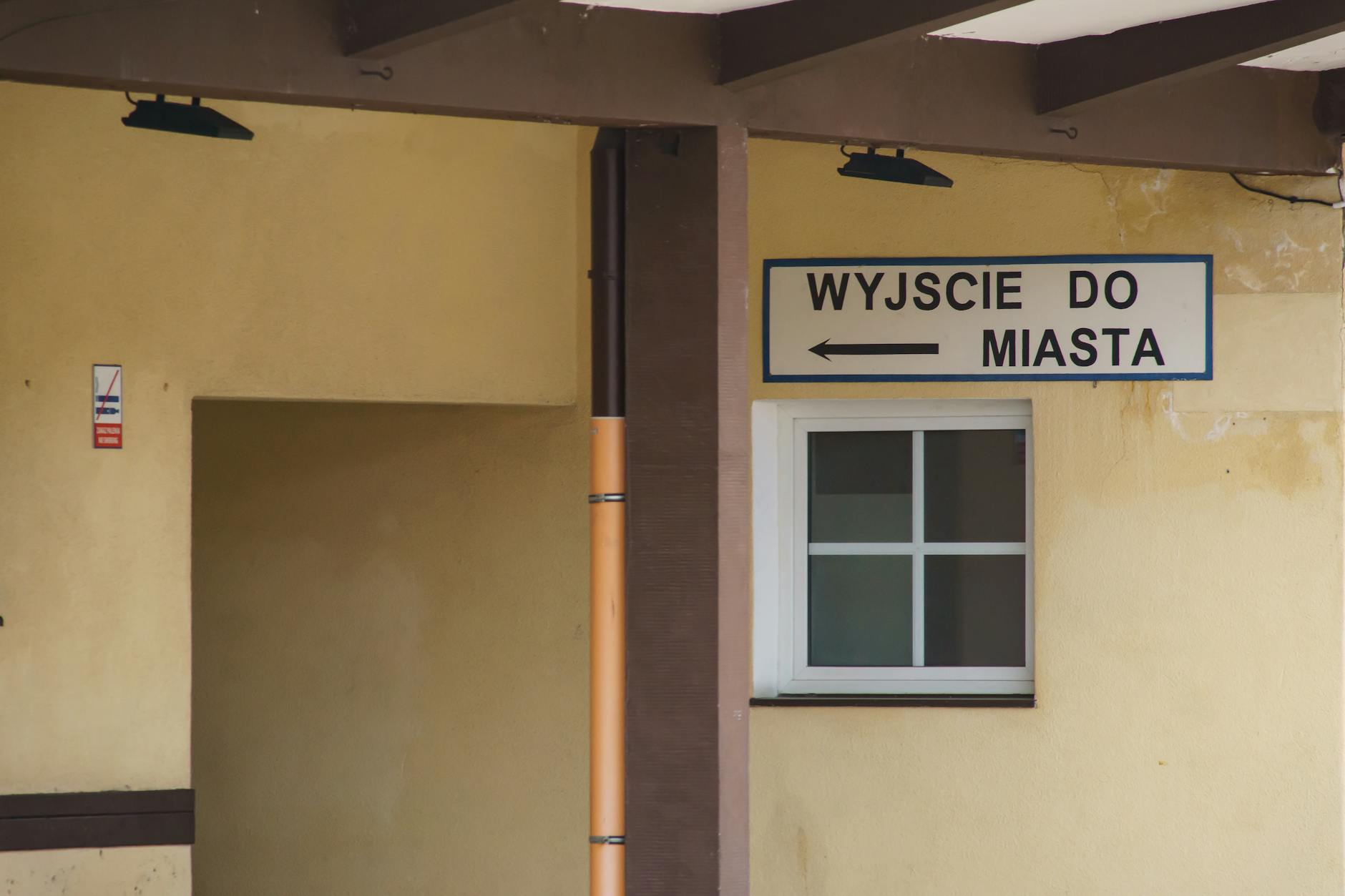 Mapa Chodzieży z zaznaczonymi placówkami medycznymi, ilustrująca dostępność do specjalistów i kolejki do lekarzy.