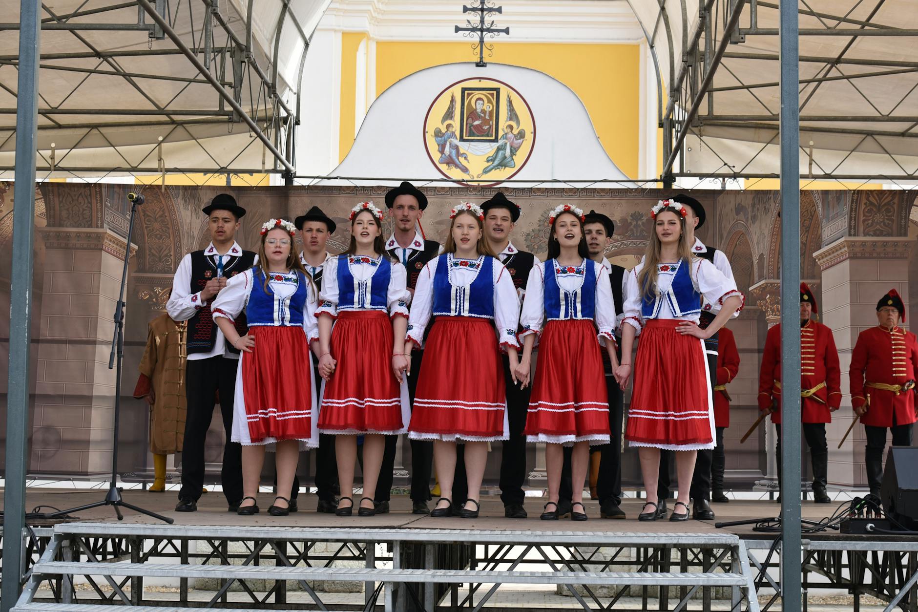 Plakat filmu Super Mario Galaxy oraz symbol Wniebowstąpienia Pańskiego, ilustrujące wydarzenia kulturalne i duchowe w Chodzieży