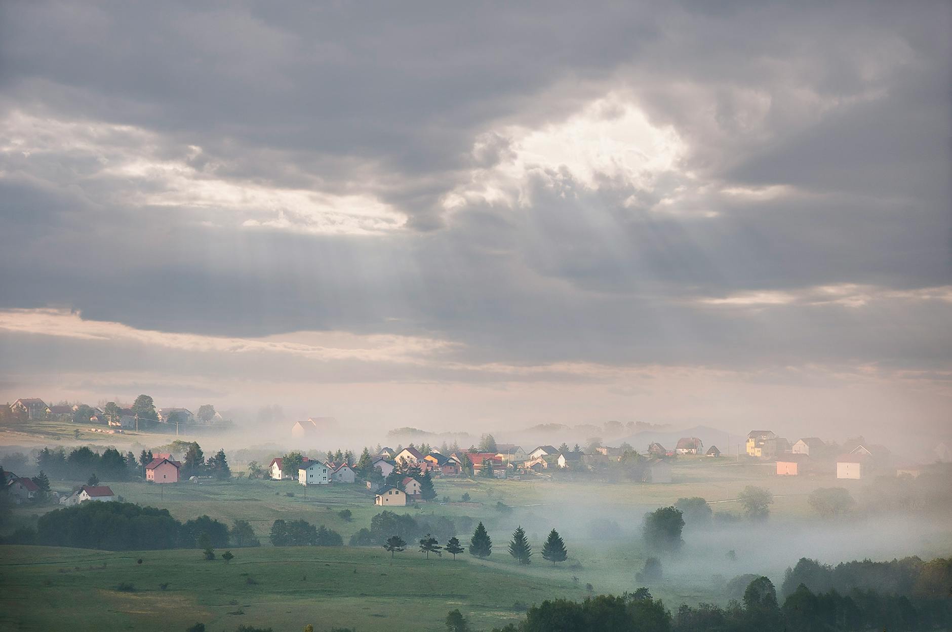 Widok na Jezioro Chodzieskie z zielonymi brzegami i błękitnym niebem